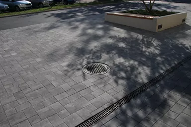 VEGAS Pflasterstein grau schattiert glatt fein gefast L 15-22.5 cm H 6 cm