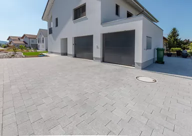 RAINA Pflasterstein grau glatt leicht gefast L 20-40 cm B 15 cm H 8 cm