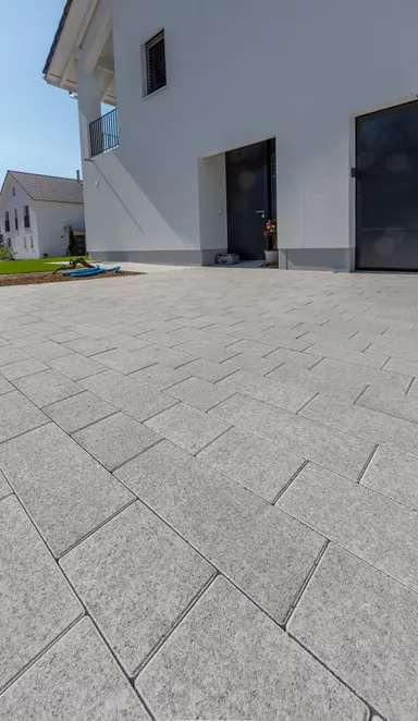 RAINA Pflasterstein grau glatt leicht gefast L 20-40 cm B 15 cm H 8 cm