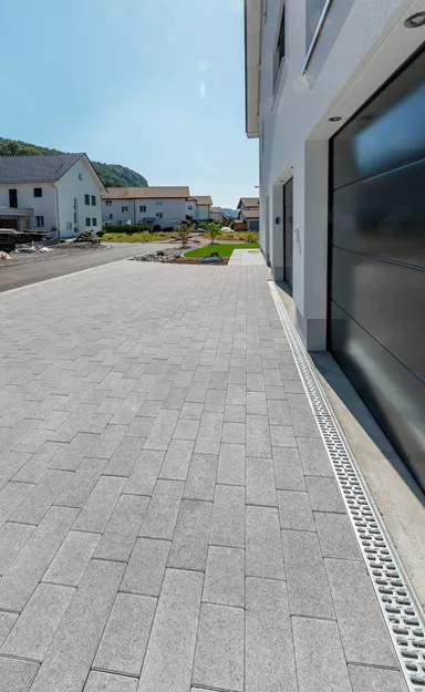 RAINA Pflasterstein grau glatt leicht gefast L 20-40 cm B 15 cm H 8 cm