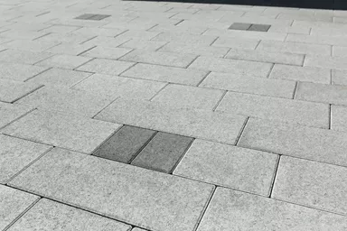 RAINA Pflasterstein grau glatt leicht gefast L 20-40 cm B 15 cm H 8 cm