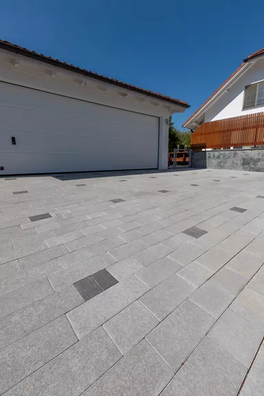 RAINA Pflasterstein grau glatt leicht gefast L 20-40 cm B 15 cm H 8 cm