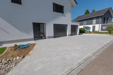 RAINA Pflasterstein grau glatt leicht gefast L 20-40 cm B 15 cm H 8 cm