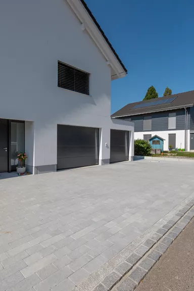 RAINA Pflasterstein grau glatt leicht gefast L 20-40 cm B 15 cm H 8 cm