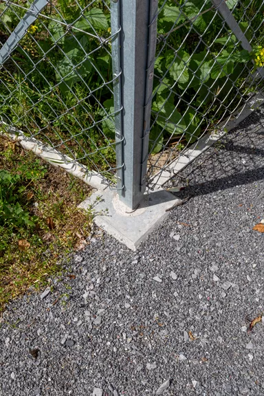 Betonsockel Typ D Ecksockel mit Loch 2 Nuten grau glatt L 30 cm B 30 cm H 40 cm