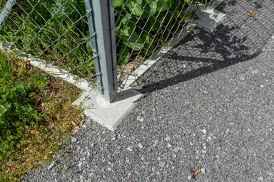 Betonsockel Typ D Ecksockel mit Loch 2 Nuten grau glatt L 30 cm B 30 cm H 40 cm