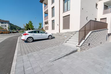 CARENA Sickerstein fino mit Nocken grau haufwerksporig gefast L 25 cm B 25 cm H 8 cm