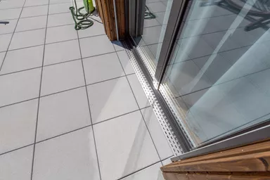 TERRAZZA Schlitzrost 25/5 mm DN 80 begehbar CrNi-Stahl 1.0 mm Schlitze eckig L 2000 mm B 74 mm H 18 mm