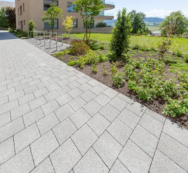 CARENA Sickerstein fino mit Nocken grau haufwerksporig gefast L 25 cm B 25 cm H 6 cm