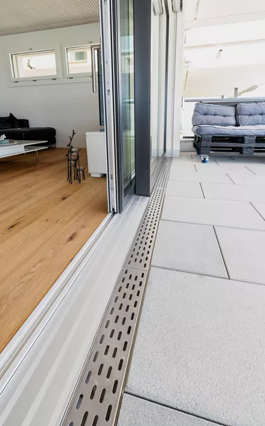 TERRAZZA Schlitzrost 25/8 mm DN 125 begehbar CrNi-Stahl 1.5 mm Schlitze gerundet L 2000 mm B 122 mm H 20 mm