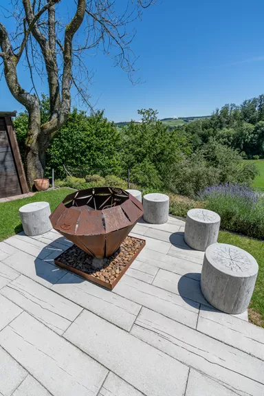 LENIA Gartenplatte mit Holzstruktur Normalplatte naturgrau strukturiert gerundet L 88-89 cm B 24.5-25.5 cm H 5 cm