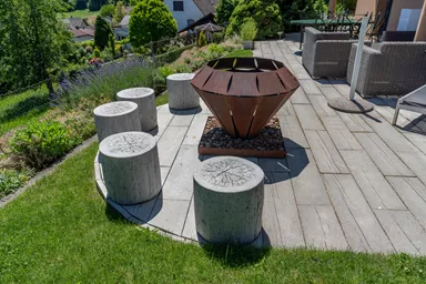 LENIA Hocker mit Holzstruktur naturgrau strukturiert leicht gefast D 40-42 cm H 41 cm