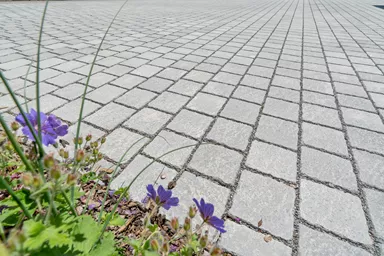 FRIEDA DRAIN Ökostein perlgrau strukturiert Kanten gebrochen L 13.8-16.8 cm B 15.1 cm H 7 cm