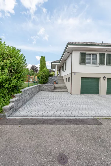 FRIEDA DRAIN Ökostein perlgrau strukturiert Kanten gebrochen L 13.8-16.8 cm B 15.1 cm H 7 cm