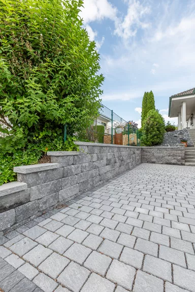 FRIEDA DRAIN Ökostein perlgrau strukturiert Kanten gebrochen L 13.8-16.8 cm B 15.1 cm H 7 cm