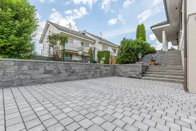 FRIEDA DRAIN Ökostein perlgrau strukturiert Kanten gebrochen L 13.8-16.8 cm B 15.1 cm H 7 cm