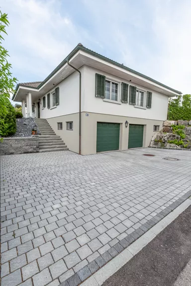 FRIEDA DRAIN Ökostein perlgrau strukturiert Kanten gebrochen L 13.8-16.8 cm B 15.1 cm H 7 cm