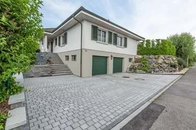 FRIEDA DRAIN Ökostein perlgrau strukturiert Kanten gebrochen L 13.8-16.8 cm B 15.1 cm H 7 cm