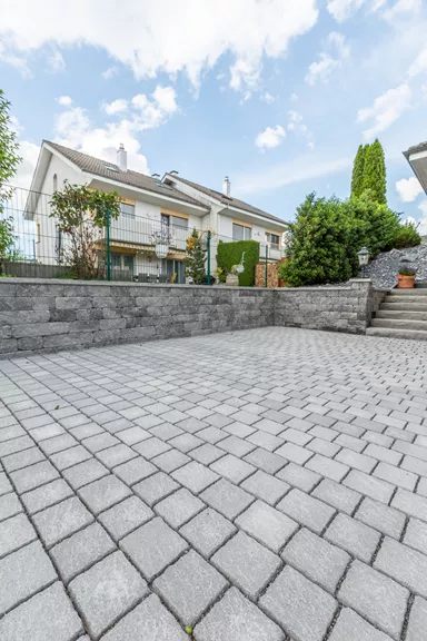 FRIEDA DRAIN Ökostein perlgrau strukturiert Kanten gebrochen L 13.8-16.8 cm B 15.1 cm H 7 cm