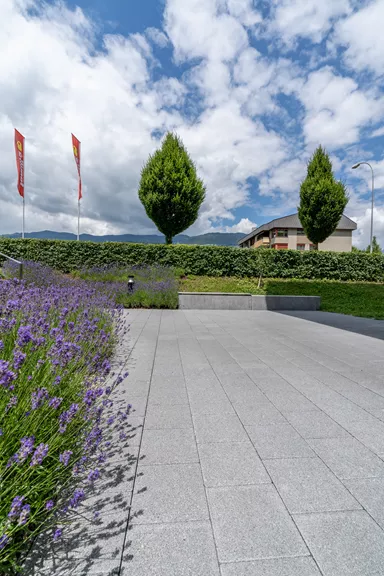 CARENA Sickerstein fino mit Nocken grau haufwerksporig gefast L 25 cm B 25 cm H 6 cm