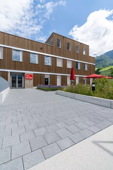 CARENA Sickerstein fino mit Nocken grau haufwerksporig gefast L 25 cm B 25 cm H 6 cm