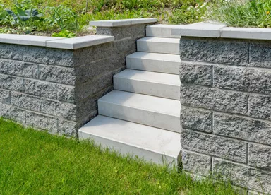 Spaltstein Normalstein 1-seitig gespalten grau mit Splittkorn L 38 cm B 19 cm H 13.5 cm