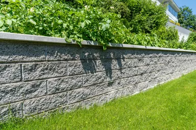 Spaltstein Normalstein 1-seitig gespalten grau mit Splittkorn L 38 cm B 19 cm H 13.5 cm