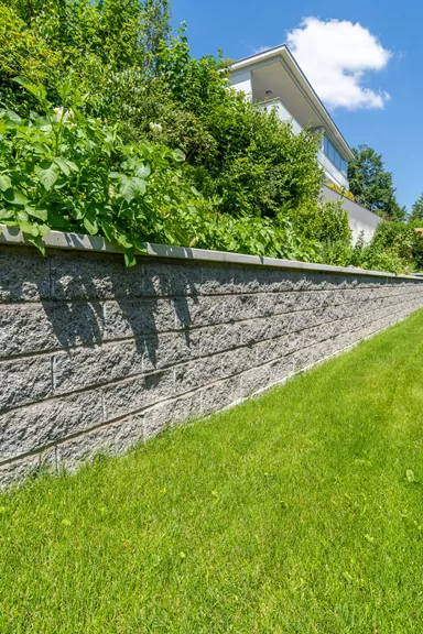 Spaltstein Normalstein 1-seitig gespalten grau mit Splittkorn L 38 cm B 19 cm H 13.5 cm