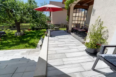 LENIA Gartenplatte mit Holzstruktur Normalplatte naturgrau strukturiert gerundet L 88-89 cm B 24.5-25.5 cm H 5 cm