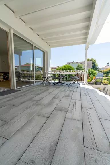 LENIA Gartenplatte mit Holzstruktur Normalplatte naturgrau strukturiert gerundet L 88-89 cm B 24.5-25.5 cm H 5 cm