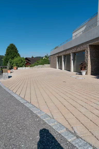 FRIEDA DRAIN Ökostein bernstein strukturiert Kanten gebrochen L 13.8-16.8 cm B 15.1 cm H 7 cm