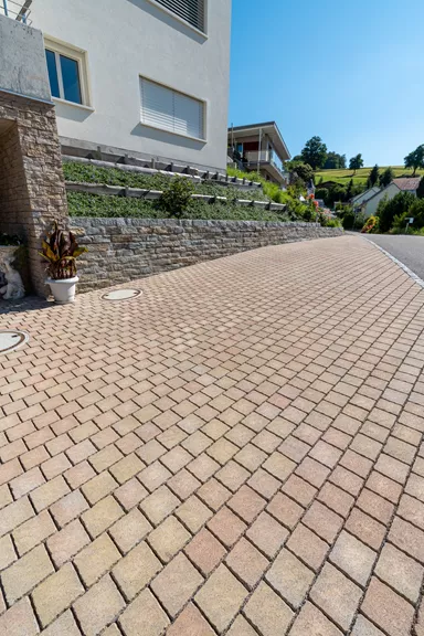 FRIEDA DRAIN Ökostein bernstein strukturiert Kanten gebrochen L 13.8-16.8 cm B 15.1 cm H 7 cm