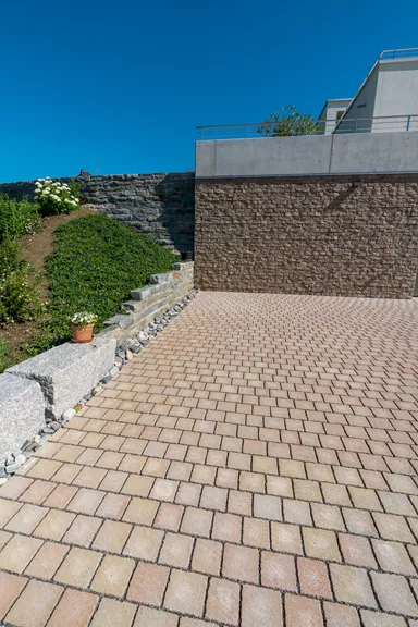 FRIEDA DRAIN Ökostein bernstein strukturiert Kanten gebrochen L 13.8-16.8 cm B 15.1 cm H 7 cm