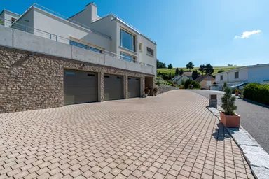 FRIEDA DRAIN Ökostein bernstein strukturiert Kanten gebrochen L 13.8-16.8 cm B 15.1 cm H 7 cm