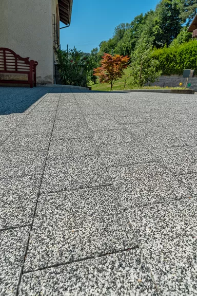 CARENA Sickerstein fino mit Nocken mit Edelvorsatz weiss-schwarz haufwerksporig gefast L 25 cm B 25 cm H 6 cm