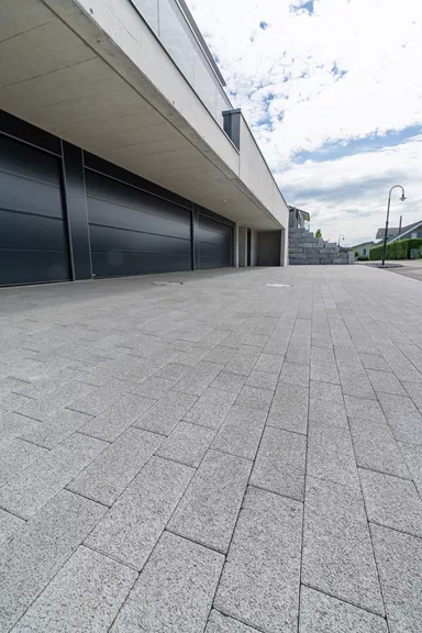 RAINA Sickerstein fino mit Nocken grau haufwerksporig fein gefast L 20-40 cm B 15 cm H 8 cm