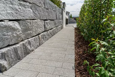 RAINA Sickerstein fino mit Nocken grau haufwerksporig fein gefast L 20-40 cm B 15 cm H 8 cm