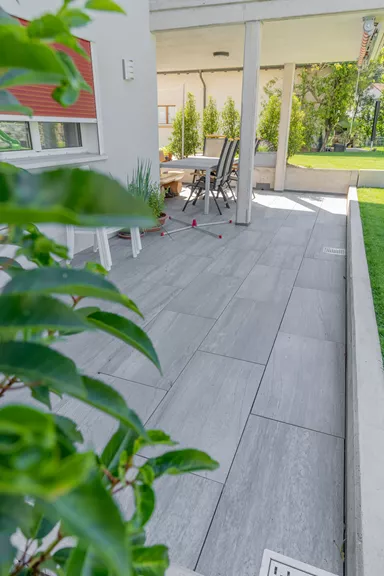 Feinsteinzeug Gehwegplatte Pietra di Vals grau strukturiert vollkantig L 90 cm B 45 cm H 2 cm