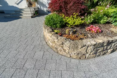 CARENA Sickerstein fino mit Nocken mit Edelvorsatz weiss-schwarz haufwerksporig gefast L 25 cm B 25 cm H 6 cm