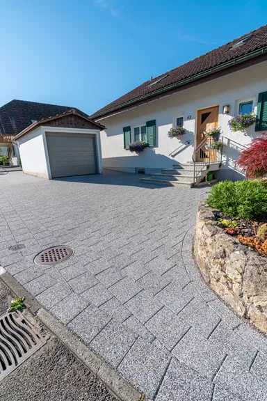 CARENA Sickerstein fino mit Nocken mit Edelvorsatz weiss-schwarz haufwerksporig gefast L 25 cm B 25 cm H 6 cm