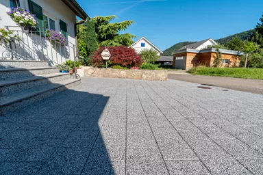 CARENA Sickerstein fino mit Nocken mit Edelvorsatz weiss-schwarz haufwerksporig gefast L 25 cm B 25 cm H 6 cm