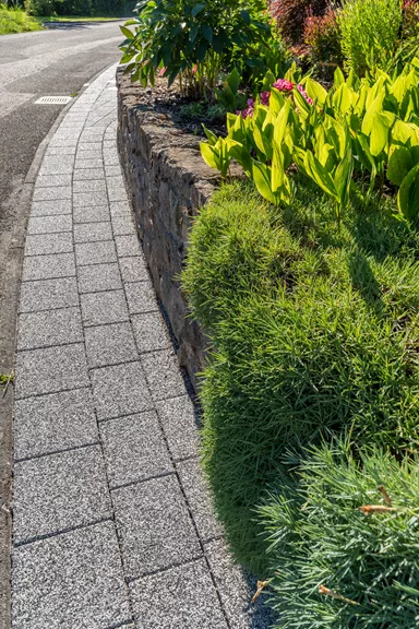 CARENA Sickerstein fino mit Nocken mit Edelvorsatz weiss-schwarz haufwerksporig gefast L 25 cm B 25 cm H 6 cm