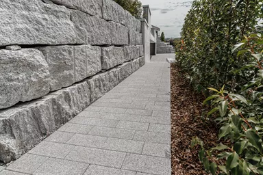 RAINA Sickerstein fino mit Nocken grau haufwerksporig fein gefast L 20-40 cm B 15 cm H 8 cm