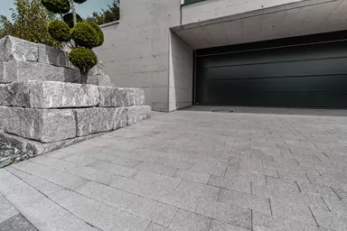 RAINA Sickerstein fino mit Nocken grau haufwerksporig fein gefast L 20-40 cm B 15 cm H 8 cm