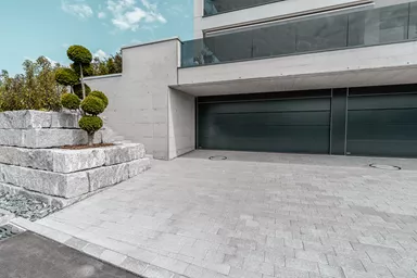 RAINA Sickerstein fino mit Nocken grau haufwerksporig fein gefast L 20-40 cm B 15 cm H 8 cm