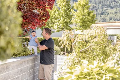 Spaltstein Normalstein 1-seitig gespalten grau mit Splittkorn L 38 cm B 19 cm H 13.5 cm