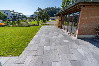 NATURE MOMENTS Gartenplatte dunkelgrau mit Schieferstruktur vollkantig L 60 cm B 60 cm H 5.5 cm