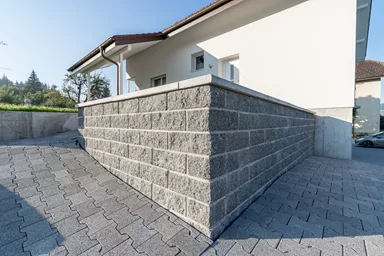 Spaltstein Normalstein 1-seitig gespalten grau mit Splittkorn L 38 cm B 19 cm H 13.5 cm