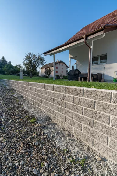 Spaltstein Normalstein 1-seitig gespalten grau mit Splittkorn L 38 cm B 19 cm H 13.5 cm