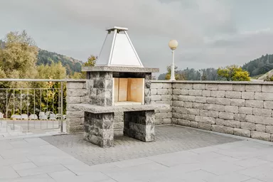 SANTURO Cheminée mit Chromstahlhut Set aus Spaltsteinmauerstein gespalten grau inkl. Betonplatten u. Schamott-Steinen